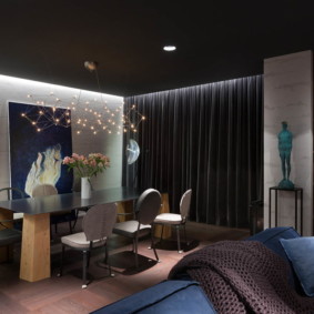 Yemek alanında siyah tavan