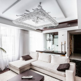 Yarı saydam kumaştan yapılmış beyaz perdeler