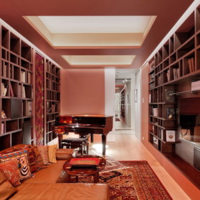 Bir piyano ile salonda renkli tavan