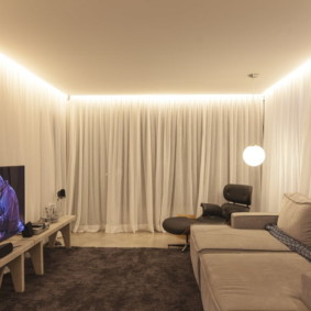 Salonun iç kısmında hafif tekstil ürünleri