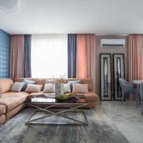 Oturma odasının pencerelerinde çift perde