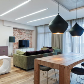 Ahşap bir masa üzerinde siyah lambalar