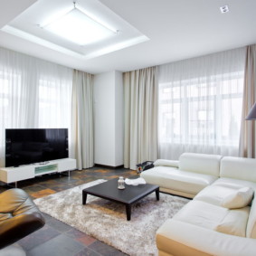 İki pencere ile köşe oturma odası.