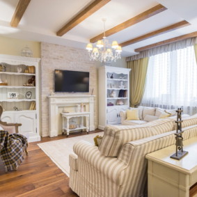 Beyaz tavan ahşap kirişler