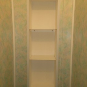 Étagères à l'intérieur d'une niche derrière les toilettes