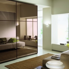 Тонирано стъкло на вратите на гардероба