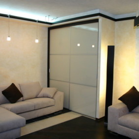 Малък гардероб с плъзгащи се врати