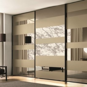 Голям гардероб с плъзгащи се врати