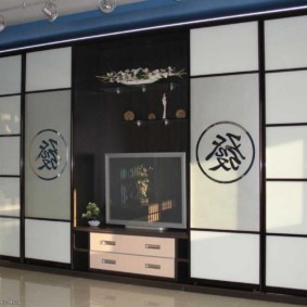 Стена в хол с модерен стил