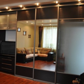 Снимка на огледален шкаф във вътрешността на залата