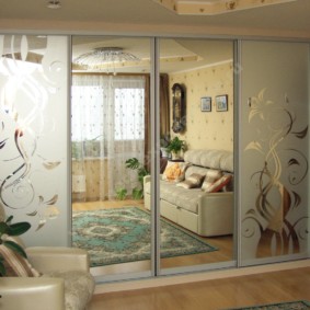 Гардероб с четири врати