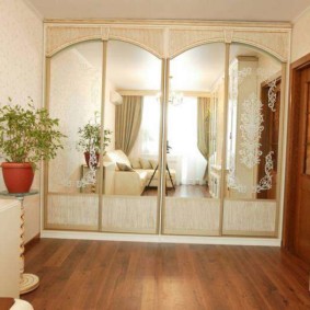 Вграден гардероб в малка всекидневна