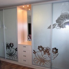 Флорални шарки на вратите на шкафа