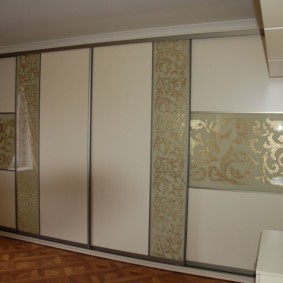 Вградени мебели в антрето на двустаен апартамент