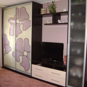 Живо цвете на рафт в залата