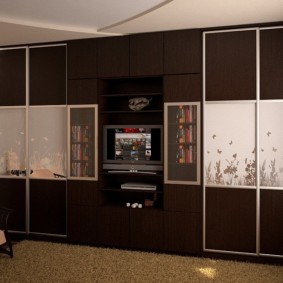 Тъмни стени фасади за хола