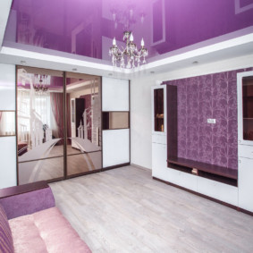 Люляк цвят в интериора на залата