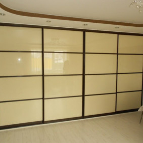 Бежово стъкло на килера в хола