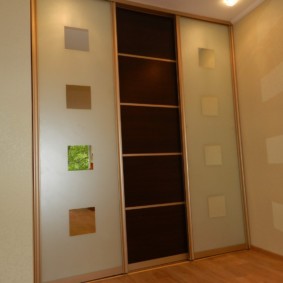 Рафтове за спално бельо вътре вградения гардероб