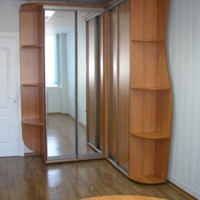 Шкаф с отворени ъглови секции