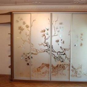 Плъзгащ се гардероб за залата в модерен стил