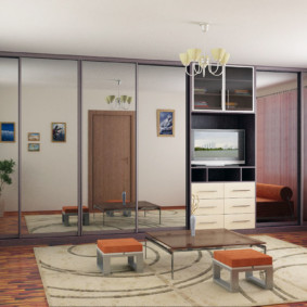 Ниска масичка за кафе в центъра на залата