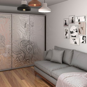 Черно-бяла снимка над дивана в хола