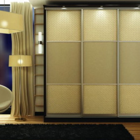 Удобно кресло с бежова тапицерия