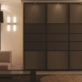 Тъмно кафяво стъкло на вратите на шкафа