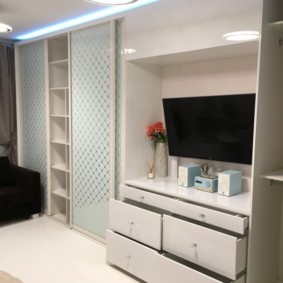 Чекмеджета за съхранение в хола