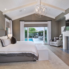 Chambre lumineuse dans le grenier d'une maison privée