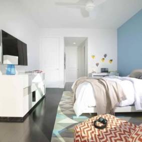 Mur bleu derrière la tête du lit