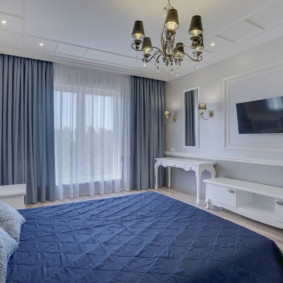 Rideaux bleus en matériau épais