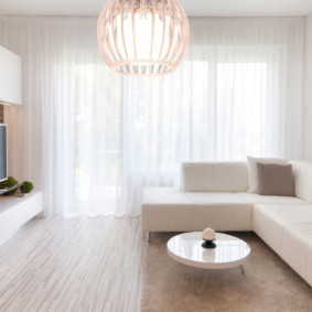 Canapé en cuir dans une salle blanche