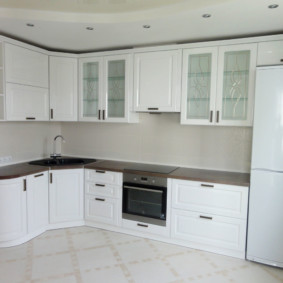 Réfrigérateur à deux compartiments avec portes blanches