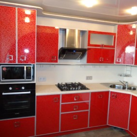 Casque d'angle avec portes rouges