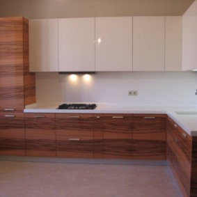 Casque stylé avec façades contrastées