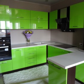 Portes vertes sur un casque avec une barre