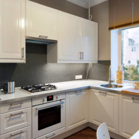 Rideau en bois sur la fenêtre de la cuisine