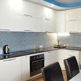 Poignées brillantes sur portes blanches