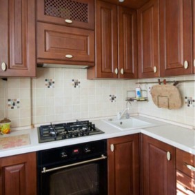 Poêle à gaz près de l'évier de la cuisine