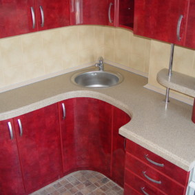 Évier rond dans un plan de travail en pierre artificielle