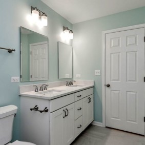 ห้องน้ำสว่างสดใสพร้อมอ่างล้างหน้าสองอ่าง