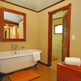 กระจกทรงสี่เหลี่ยมในกรอบไม้