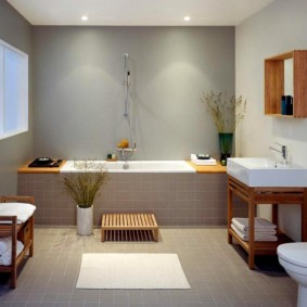 เฟอร์นิเจอร์ไม้ในห้องน้ำของบ้านส่วนตัว