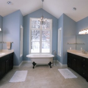 อาบน้ำสีขาวในห้องที่มีหน้าต่าง