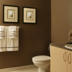 ภาพวาดแบบแยกส่วนบนผนังที่ทาสี