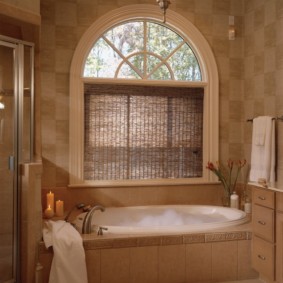 ม่านไม้ไผ่ในหน้าต่างห้องน้ำ