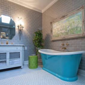 อ่างอาบน้ำสีน้ำเงินภายใต้รูปภาพในเฟรม