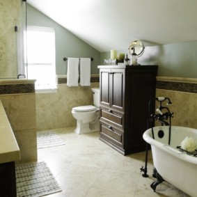 โต๊ะเครื่องแป้งไม้ในห้องน้ำของบ้านในชนบท